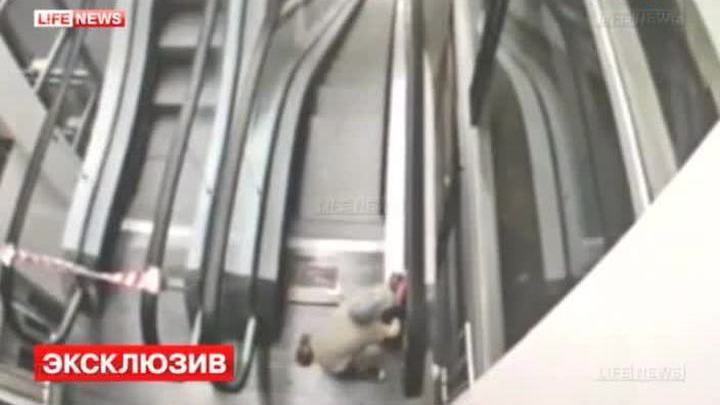 Руку малыша затянуло в механизм эскалатора