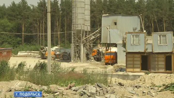 В Подольске вянут деревья и кусты, а трава покрыта красным налетом
