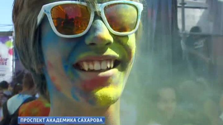Москвичи окрасили проспект Сахарова во все цвета радуги