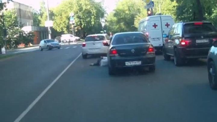 Водитель BMW наехал на мужчину из-за замечания