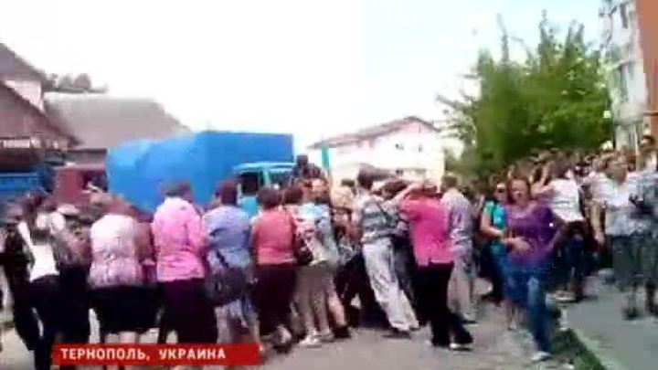 Подо Львовом женщины перекрыли трассу и требуют вернуть их сыновей домой