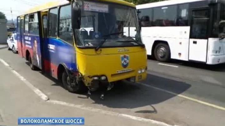 Маршрутное такси столкнулось с легковушкой, которая ехала на красный свет
