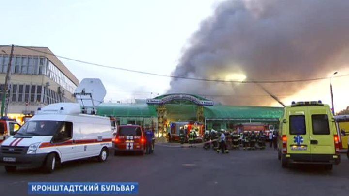 На Кронштадском бульваре ночью сгорел рынок