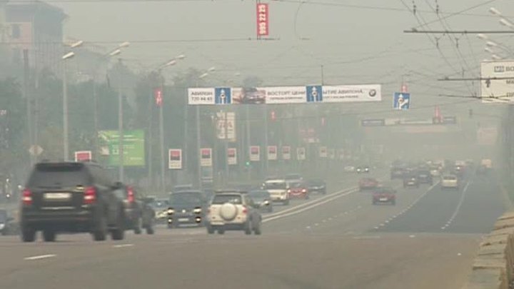 Над Лужниками повисло облако песочно-серого цвета
