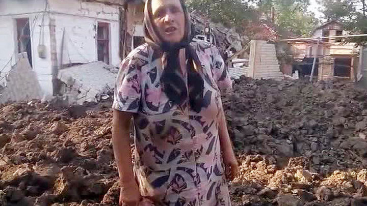 Шахтерск: гигантская воронка, оставшаяся после обстрела