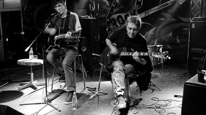 "Живые"
