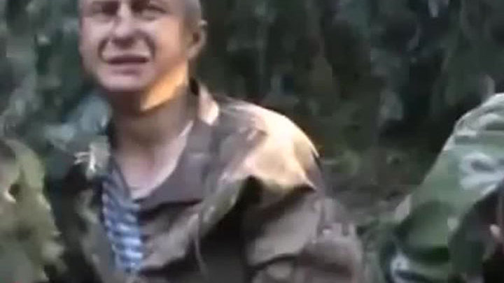 Украинские военные издеваются над пленными ополченцами