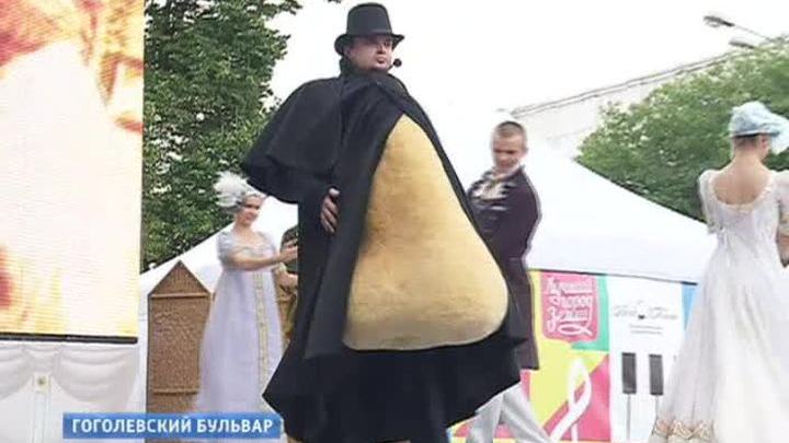 Москвичи встретились на Гоголевском бульваре с героями великого писателя