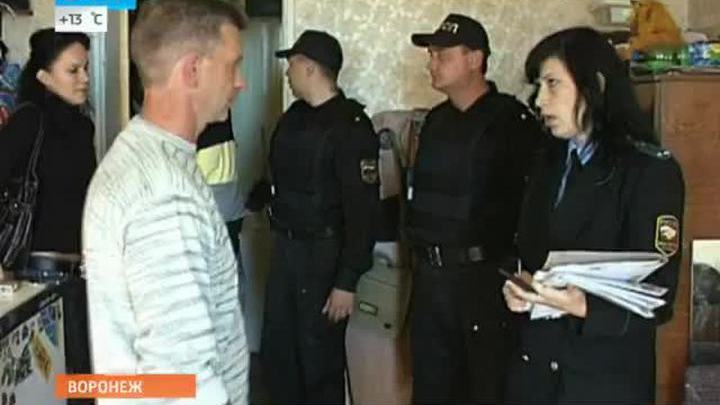 должники