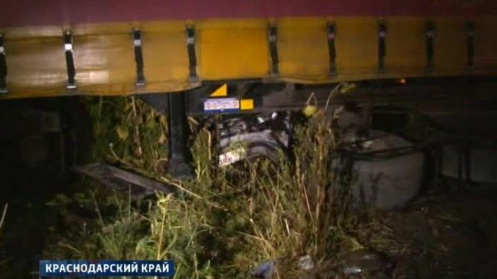 При столкновении "Жигулей" с грузовиком погибла целая семья