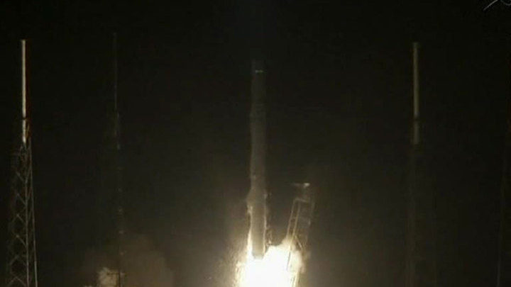 Американский космический грузовик Dragon переждал непогоду и отправился к МКС