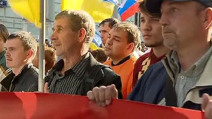 Участников "Марша мира" закидали помидорами, яйцами и ботинками