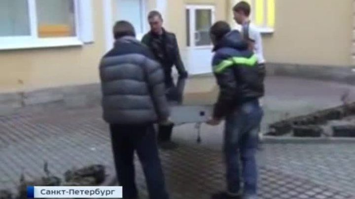 На школьном стадионе в Донецке взорвался снаряд. Есть погибшие