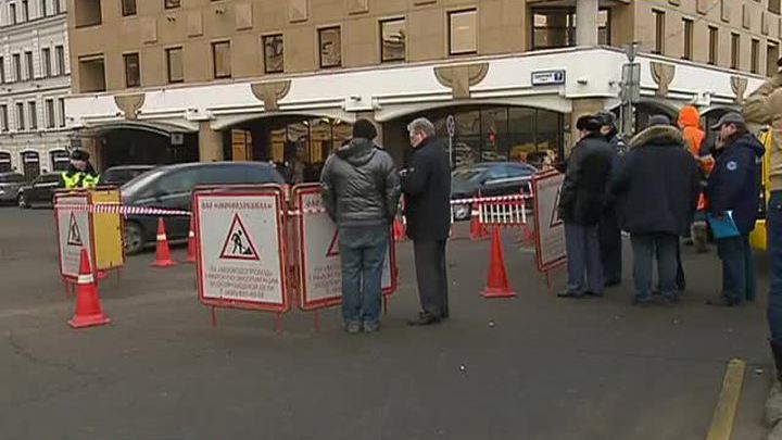 Аварийные службы приступили к ликвидации провала грунта в центре Москвы