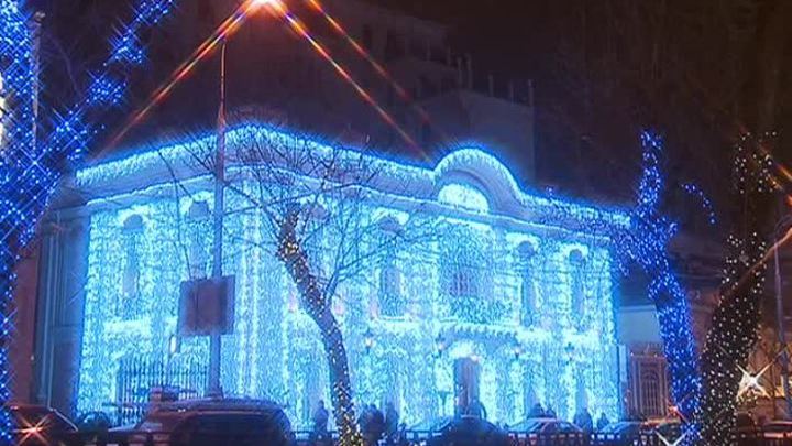На московских улицах появилась новогодняя иллюминация