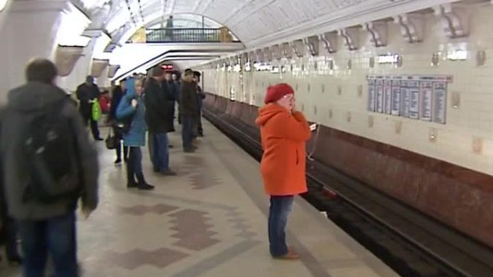 Экстремалы устроили свидание на рельсах метро