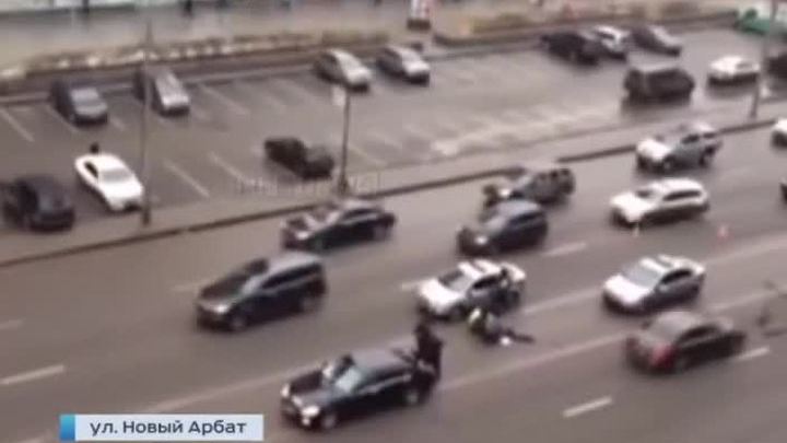 "Мерседес" с мигалкой сбил пешехода на Новом Арбате