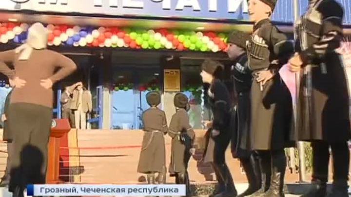 В плену снегопада: в центре России разгребают сугробы и стоят в пробках