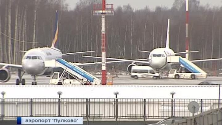 В плену снегопада: в центре России разгребают сугробы и стоят в пробках