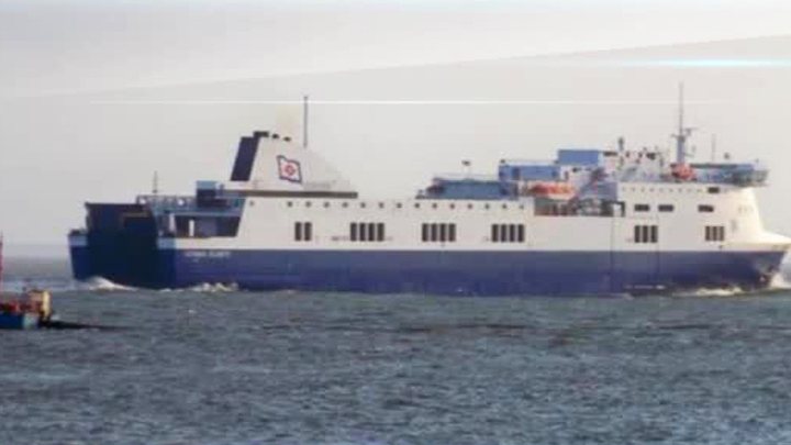 Пассажиров горящего парома Norman Atlantic эвакуируют