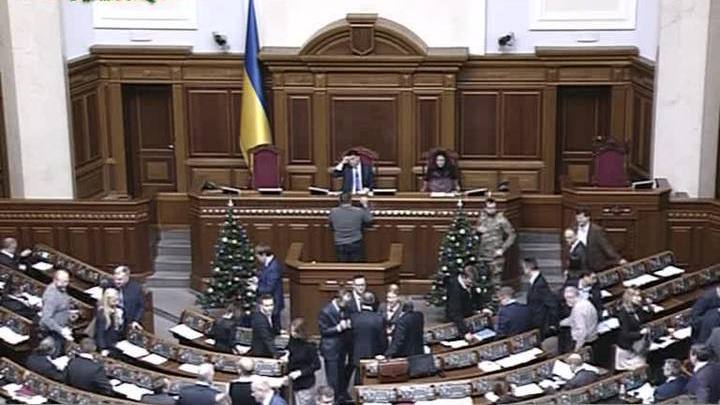 В Раде споры о бюджете: Порошенко грозит своим, Яценюк грозит отставкой