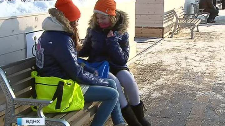 На ВДНХ заработали теплые скамейки