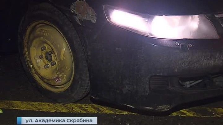 На юго-востоке Москвы "Опель" провалился в яму на дороге