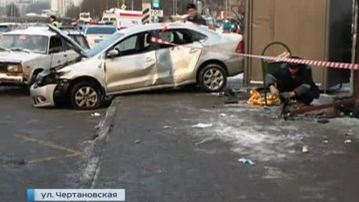Автомобиль врезался в остановку на юге Москвы, есть пострадавшие