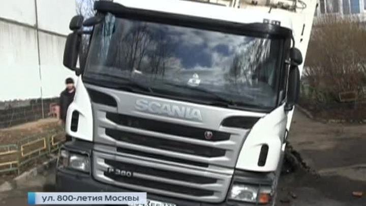 На севере Москвы под мусоровозом провалился асфальт