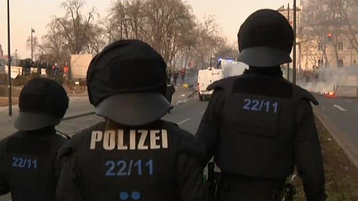 В Германии противники политики ЕЦБ закидали полицейских камнями