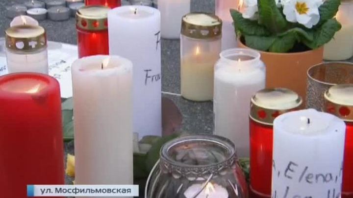 Москвичи несут цветы к посольствам Германии и Испании