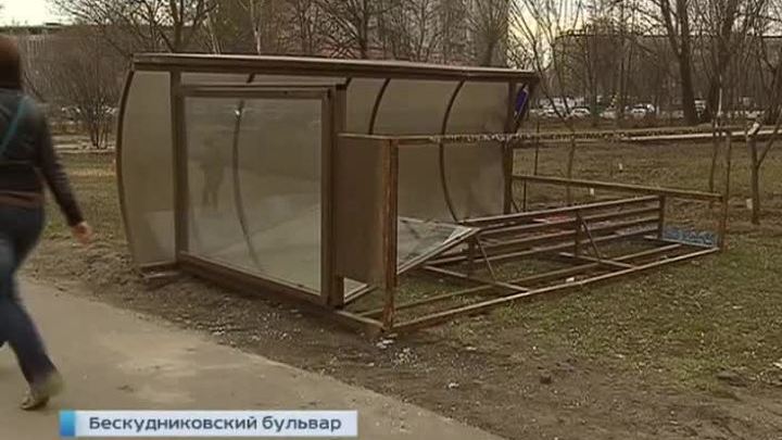 На севере Москвы на пенсионерку упала автобусная остановка