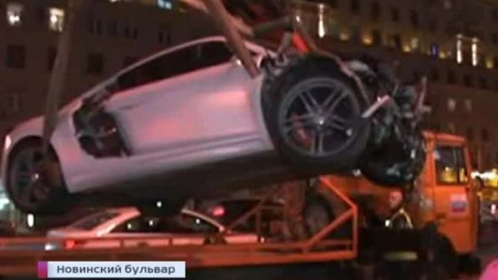 В центре Москвы неумелый гонщик припарковался на полмиллиона долларов