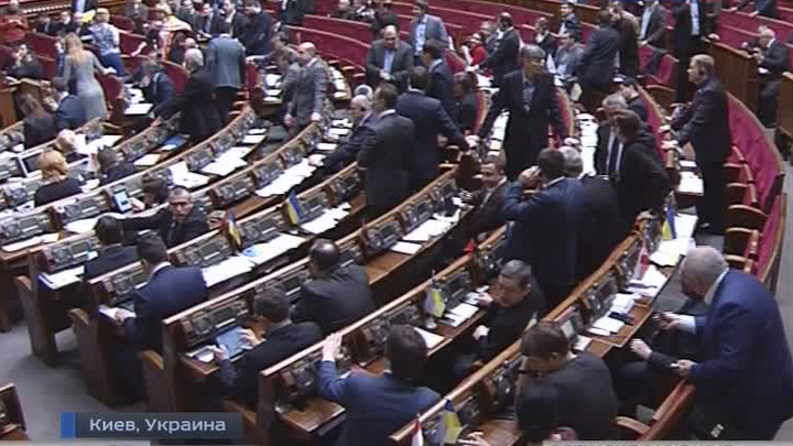 Украинские власти бьют ножом в спину собственных граждан 
