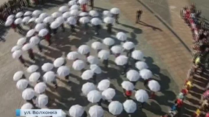 У храма Христа Спасителя прошел массовый пасхальный флешмоб