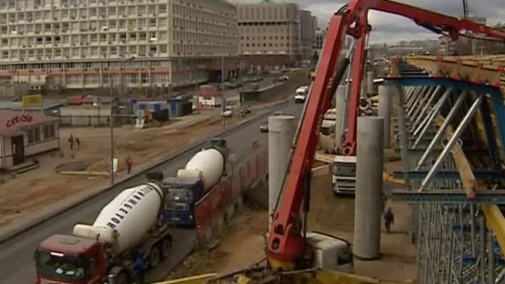 На Волоколамском шоссе из-за строительства эстакады ограничено движение