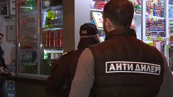 В Москве прошел ночной рейд по ларькам, незаконно торгующим алкоголем и табаком