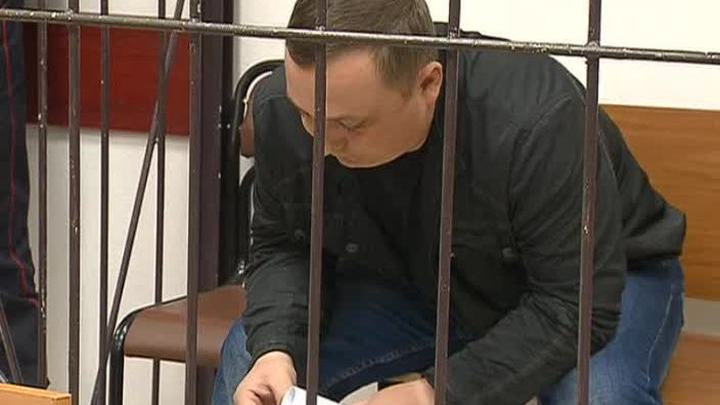 За стрельбу по подростку-скутеристу полицейского посадили под домашний арест