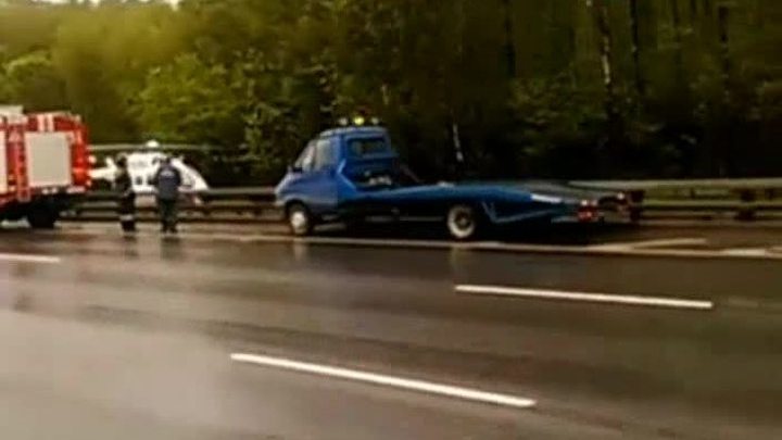 На МКАД Lexus врезался в уборочную машину: пострадали четыре человека