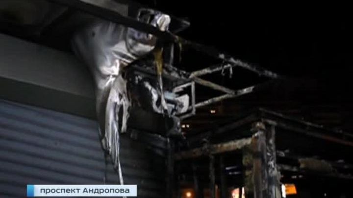 У станции метро "Коломенская" неизвестный поджег торговые палатки