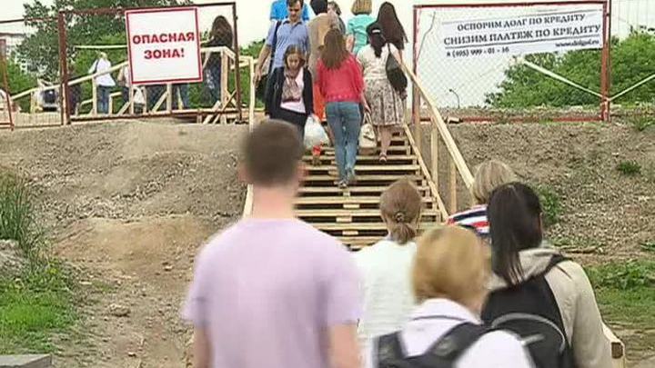 Через железную дорогу у станции метро "Ботанический сад" появился удобный переход