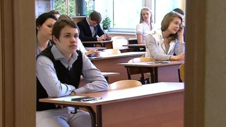 Московские школьники сдают ЕГЭ по русскому языку