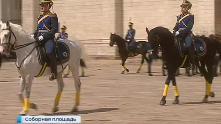 В разводе караула на Соборной площади приняли участие юные кавалеристы