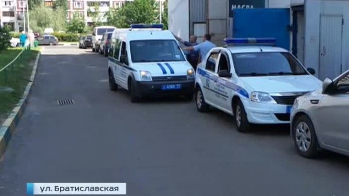 Из окна многоэтажки в Москве выпал ребенок