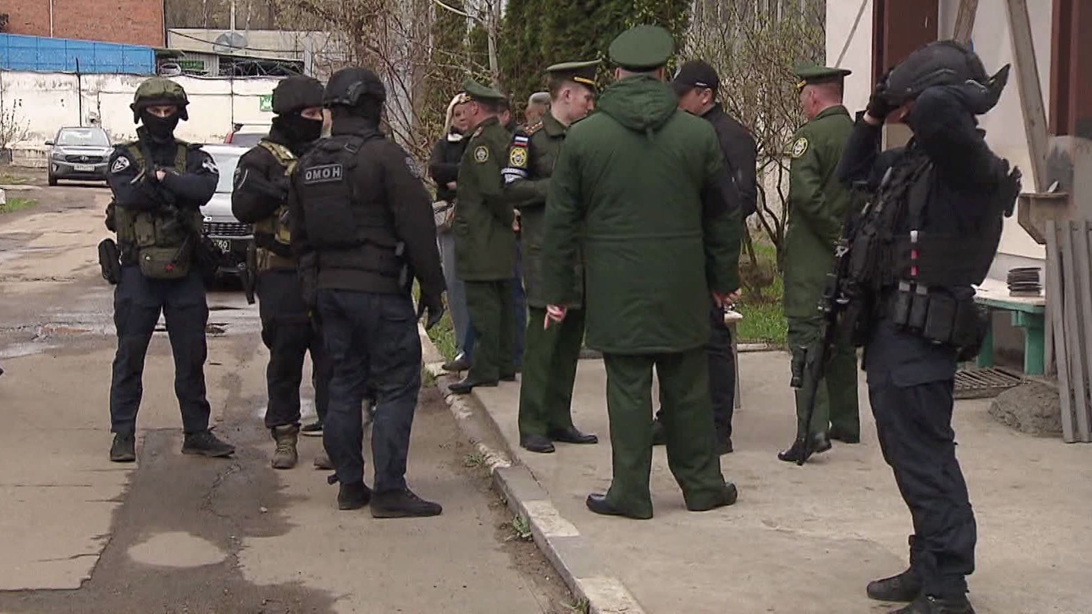После рейда подмосковной полиции 30 мигрантов попали в военкомат