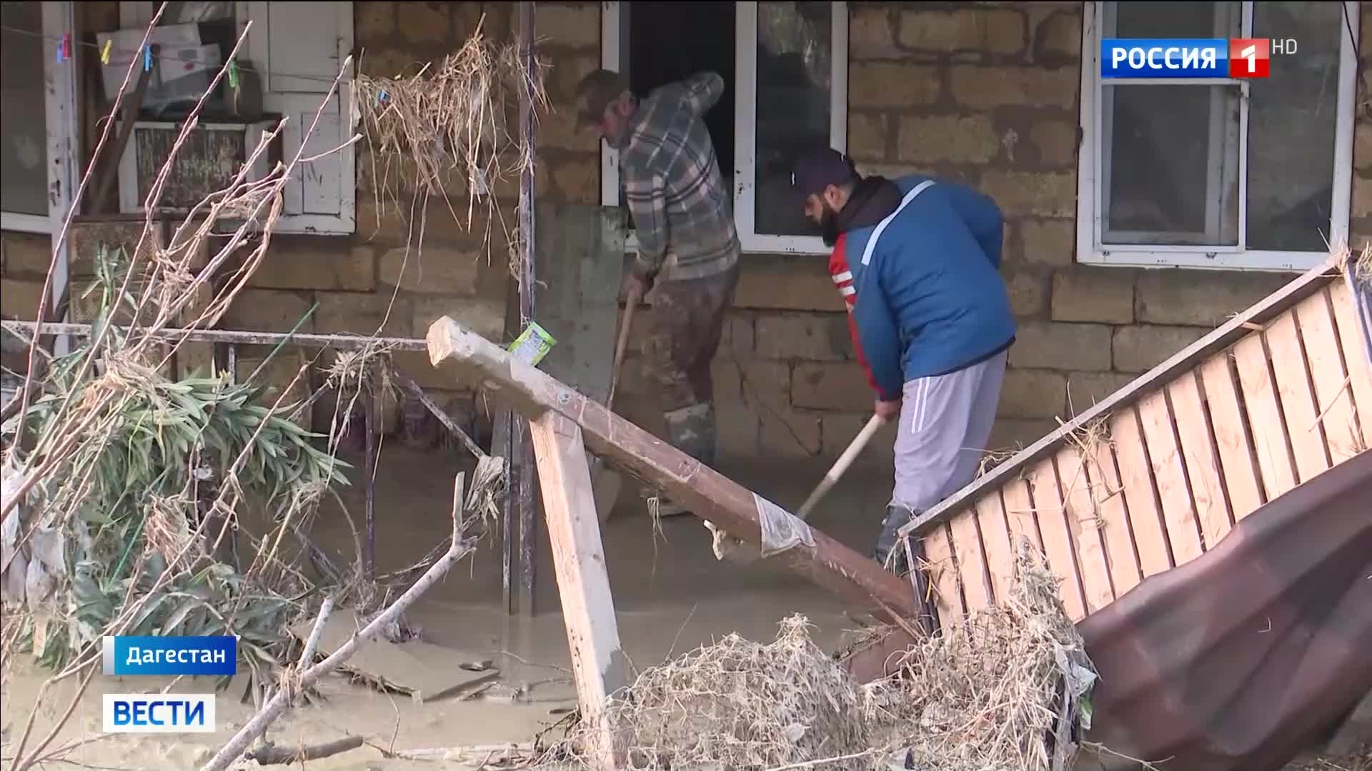 В Дагестане: Волонтёры сплотились после прорыва дамбы в Мамедкале