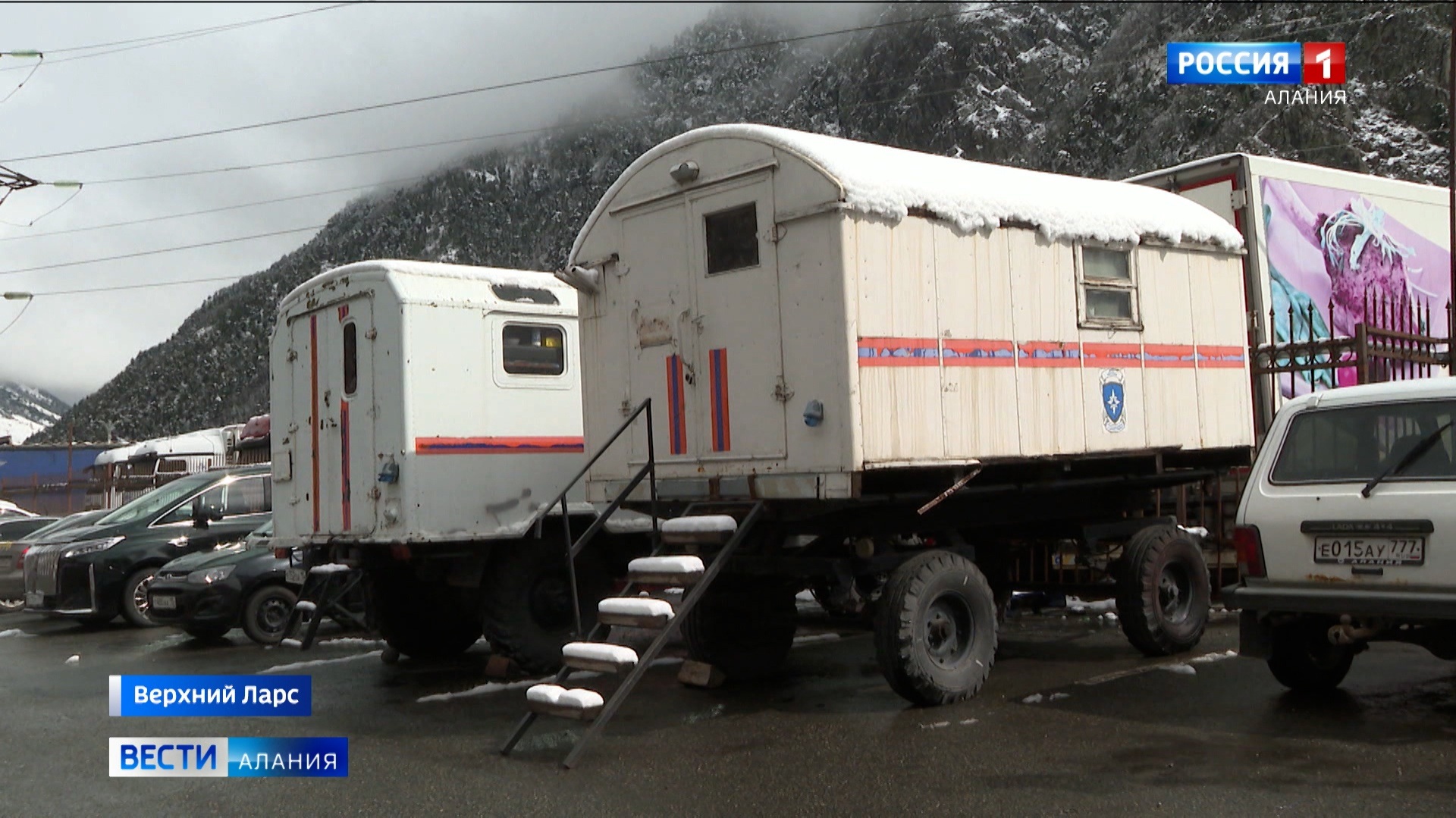Десятки туристов и водители большегрузов ожидают открытия Военно-грузинской дороги
