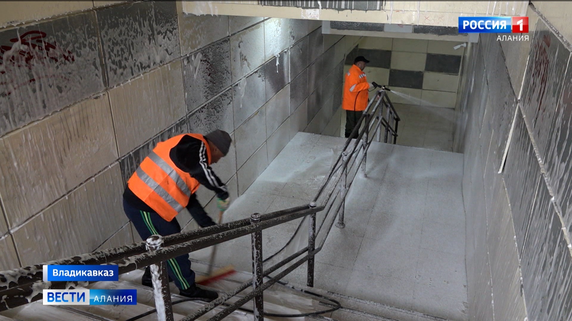 С наступлением тепла специалисты "Спецэкосервиса" приступили к активной уборке подземных переходов