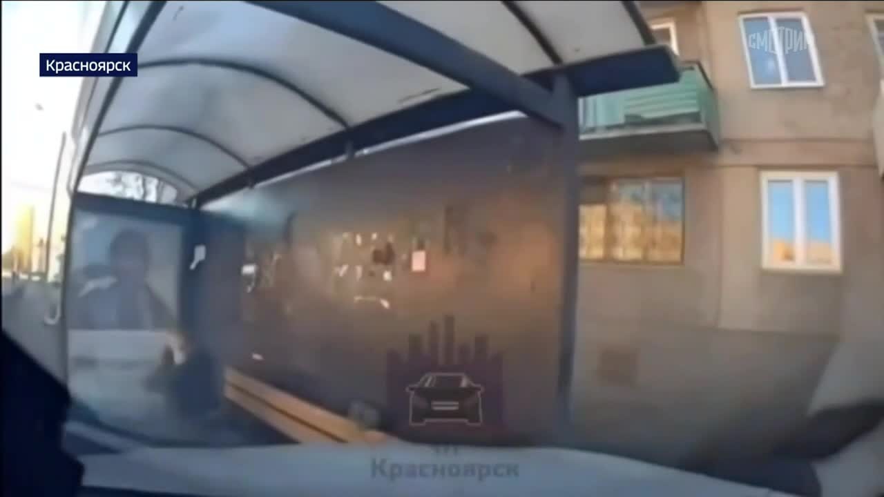 На автобусной остановке в Красноярске водитель сбил женщину