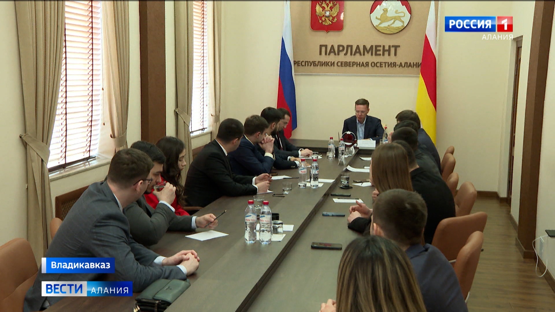 Сенатор Виталий Назаренко встретился с молодыми парламентариями